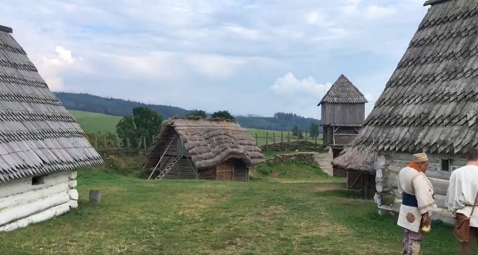 Lukáš spojil příjemné s užitečným. Objíždí na kole republiku, ukazuje krásy nejen příhraničních pohoří a přitom vybírá peníze pro nadaci Leontýnka a nevidomé děti. Přispět nějakou tou kačkou může každý.