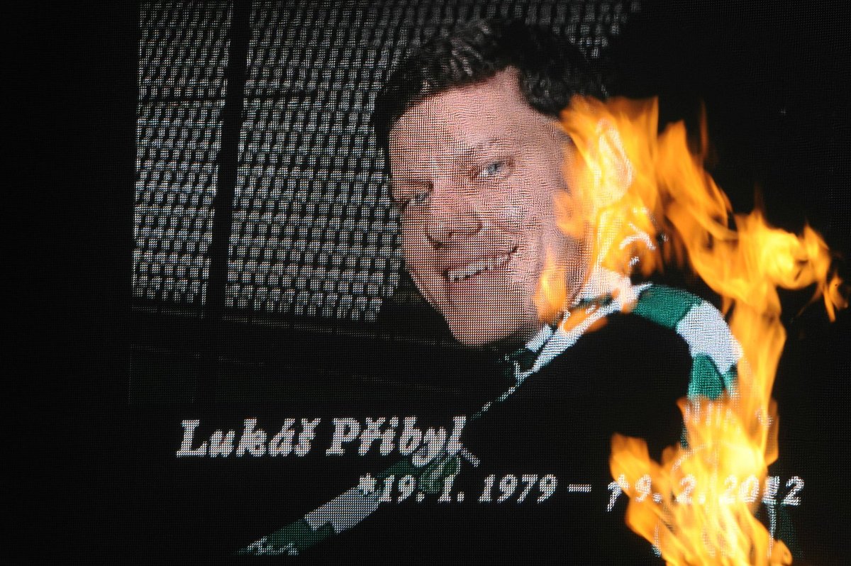 Poslední rozloučení s Lukášem Přibylem: Před krematoriem promítají Přibylův portrét.