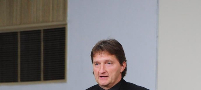 Jaromír Bosák u řečnického pultíku na pohřbu Lukáše Přibyla