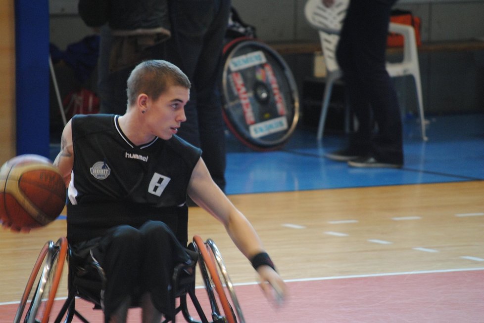 Šembera se i přes postižení snažil sportovat dál - zaujal ho basketbal pro handicapované