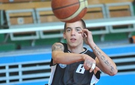 Lukáš Šembera se v Brně představil poprvé jako basketbalista.
