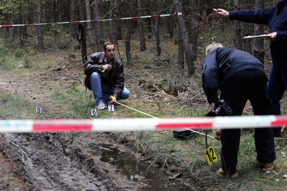 2005: Kriminalisté při vyšetřování jedné z vražd na místě činu.