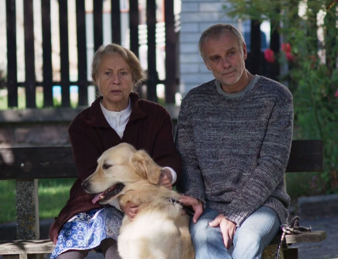 Lukáš Vaculík v seriálu Temný kraj řeší i vraždy seniorů.