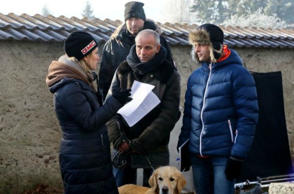 Natáčení seriálu Temný kraj: Herci mrzli před kamerou i mimo ni.