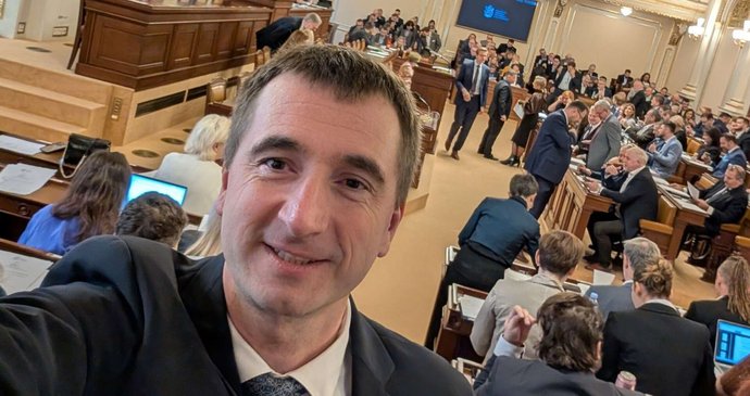 Ministr průmyslu a obchodu Lukáš Vlček (STAN) ve Sněmovně (14.11.2025)