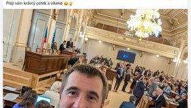 Ministr průmyslu a obchodu Lukáš Vlček (STAN) ve Sněmovně a jeho příspěvek na Facebooku