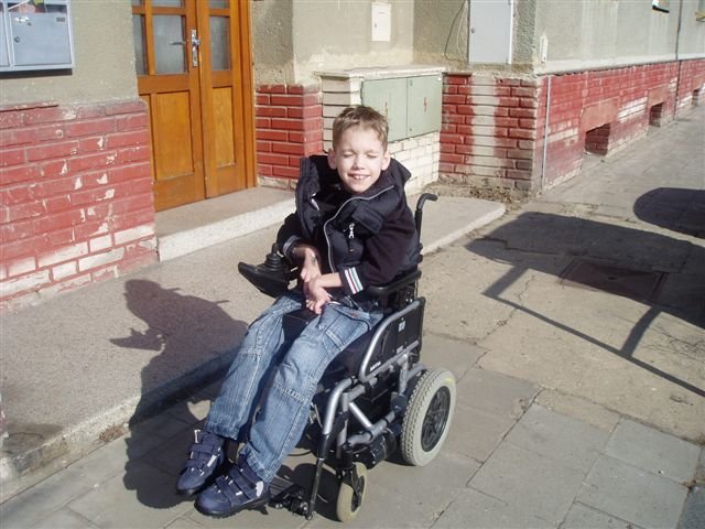Chlapec se pohybuje jen na vozíku.