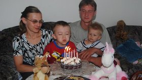 Lukášek s rodiči a bráškou oslavil své šesté narozeniny. Dostal velké auto na ovládání a plyšovou veverku, kterou si moc přál. Samozřejmě nechyběl dort se šesti svíčkami
