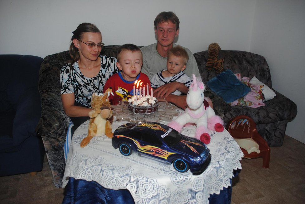 Lukášek s rodiči a bráškou oslavil své šesté narozeniny. Dostal velké auto na ovládání a plyšovou veverku, kterou si moc přál. Samozřejmě nechyběl dort se šesti svíčkami