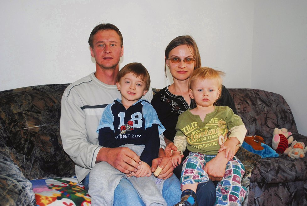 Lukášek (6, vlevo) se svými nejbližšími - tatínkem Lukášem (26), maminkou Zuzanou (33) a bráškou Tomáškem (19 měsíců)