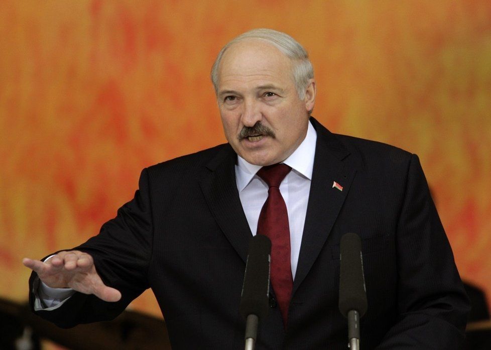 Běloruský prezident Alexandr Lukašenko přiznal, že prodělal nákazu covidem-19.