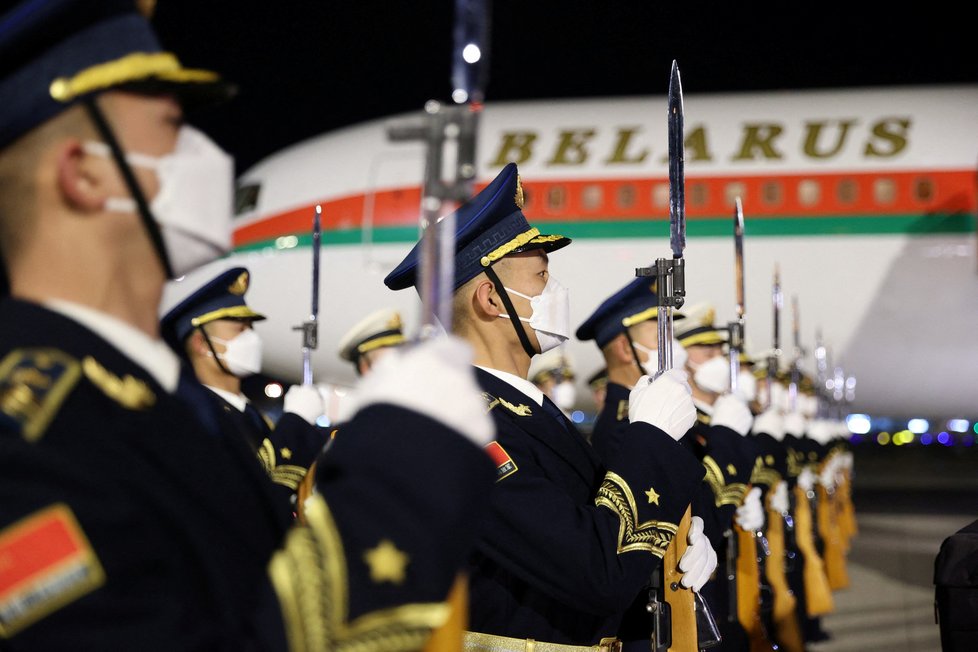 Běloruský prezident Lukašenko v Pekingu: Přílet do Číny