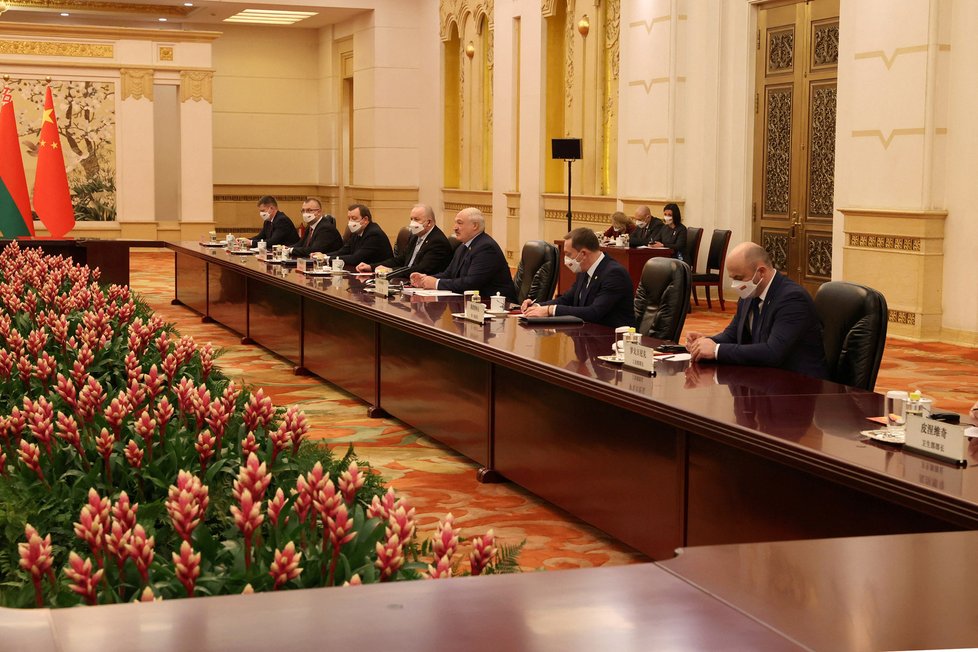 Běloruský prezident Lukašenko v Pekingu: Přílet do Číny