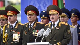 Běloruský prezident Lukašenko při vojenské přehlídce.