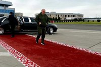 ONLINE: Lukašenko v teplákovce přiletěl za Putinem.  A Zelenskyj si volal s šéfem NATO
