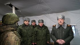 Běloruský prezident Alexander Lukašenko mez vojáky