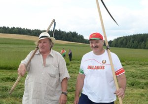 Depardieu předváděl komedii na senoseči v Bělorusku