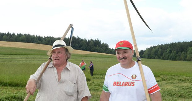 Komedie? Ne, realita! Depardieu se objevil na senoseči s běloruským prezidentem Lukašenkem