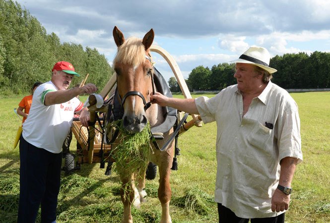 Depardieu předváděl komedii na senoseči v Bělorusku s Lukašenkem.