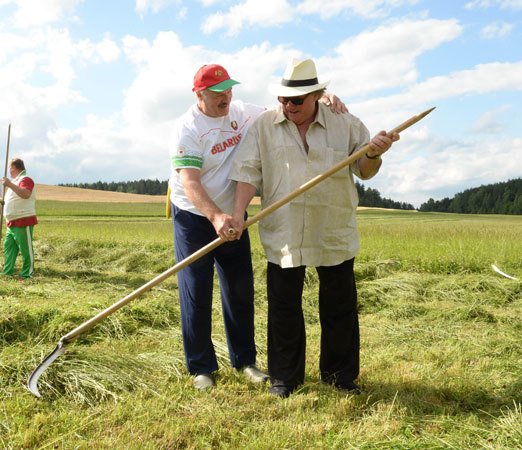 Depardieu předváděl komedii na senoseči v Bělorusku s Lukašenkem.