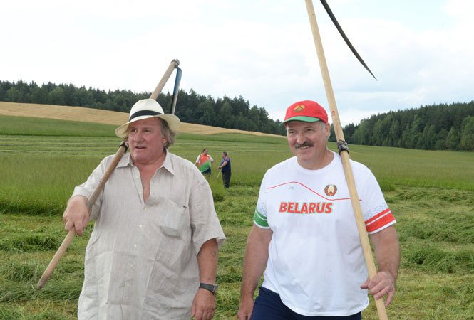 Depardieu předváděl komedii na senoseči v Bělorusku s Lukašenkem.