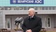 Běloruský prezident Alexandr Lukašenko v sobotu slavnostně zahájil provoz první jaderné elektrárny v zemi. Hovořil o historickém okamžiku, kdy se země zařazuju mezi jaderné mocnosti. O den později musela být elektrárna odstavena kvůli poruše. 