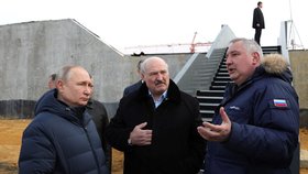 Putin vzal Lukašenka na kosmodrom Vostočnyj (12. 4. 2022).