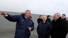 Putin a Lukašenko na kosmodromu Vostočnyj se šéfem Roskosmosu