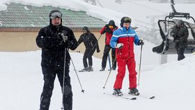 Ruský prezident Vladimir Putin přivítal v černomořském letovisku Soči svého běloruského spojence Alexandra Lukašenka a oba vyrazili lyžovat (22. 2. 2021)