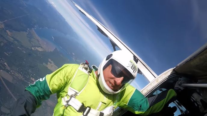 Sedmačtyřicetiletý Američan Luke Aikins je nejen velmi zkušeným parašutistou, ale také pilotem a uznávaným fotografem leteckých snímků.