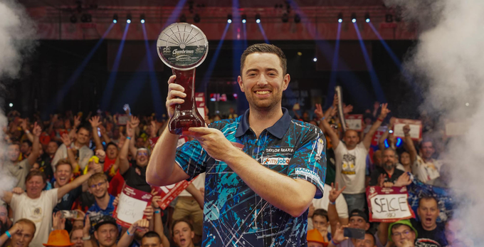 Humphries po roce opět kraloval v Praze. Vyhrál téměř milion, Littler se loučil brzo Humphries po roce opět kraloval v Praze. Vyhrál téměř milion, Littler se loučil brzo