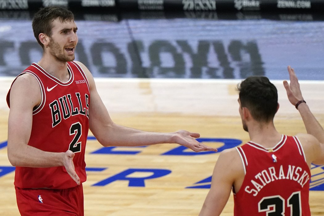 Luke Kornet se raduje s Tomášem Satoranským během zápasu NBA proti Phoenixu