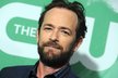 Americký herec Luke Perry (†52) zemřel po prodělané mrtvici.