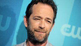 Americký herec Luke Perry (†52) zemřel po prodělané mrtvici.