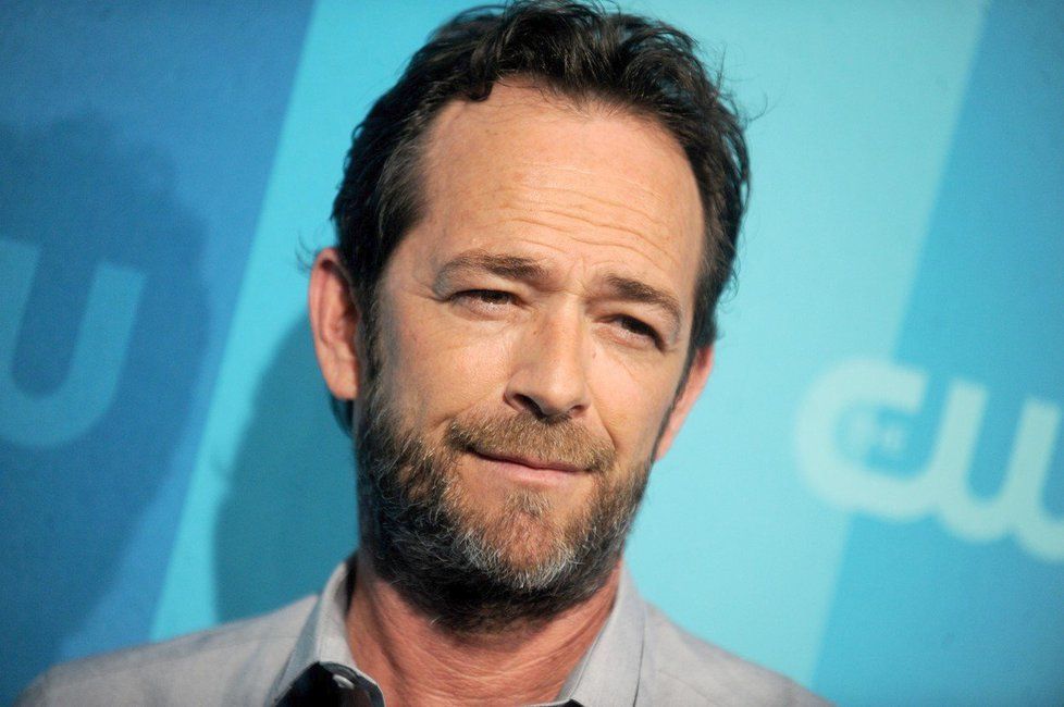 Americký herec Luke Perry (†52) zemřel po prodělané mrtvici.