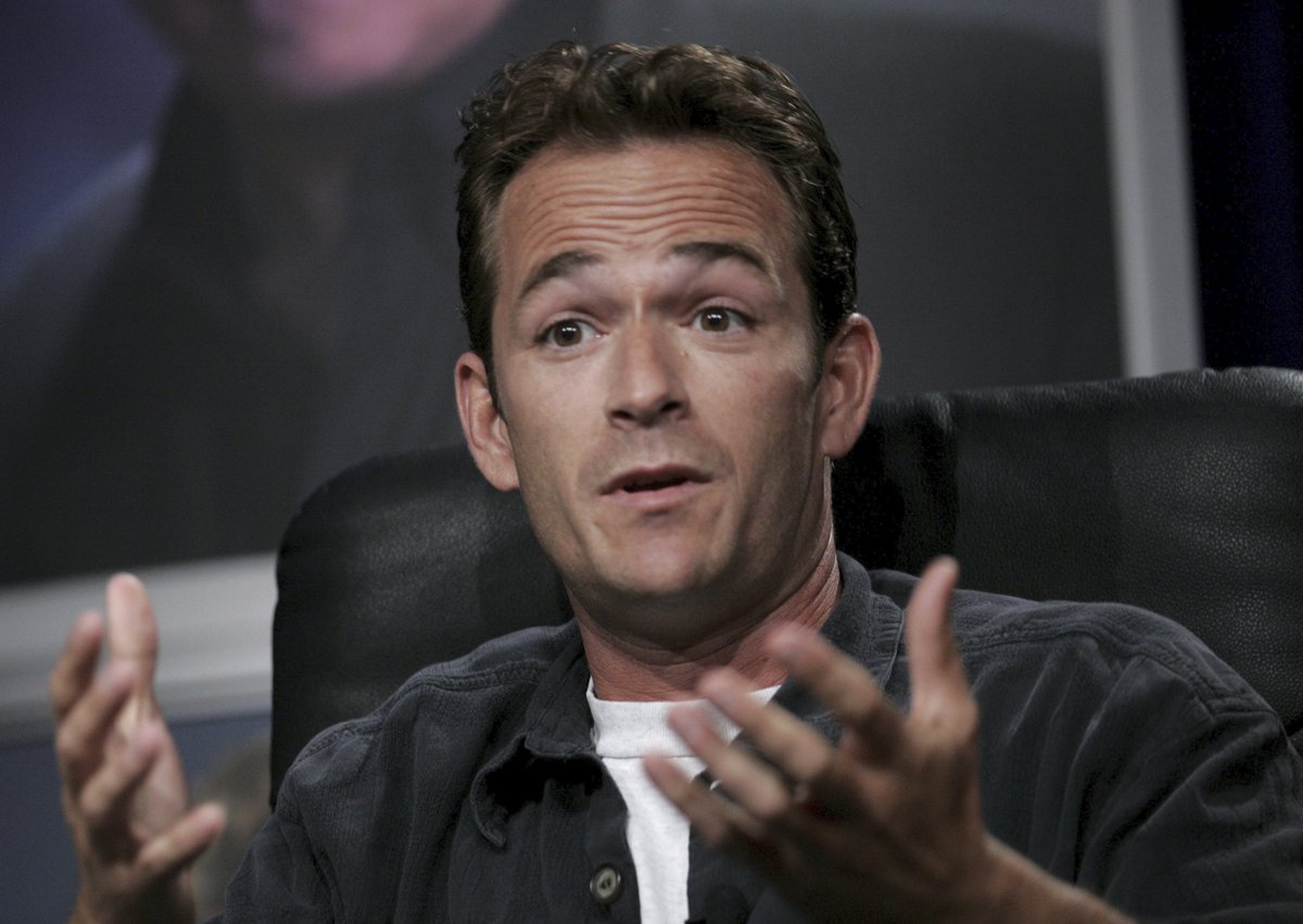 Americký herec Luke Perry (†52) zemřel po prodělané mrtvici. 