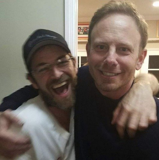 Ian Ziering a Luke Perry se znali z Beverly Hills 90210, kde hráli Stevea a Dylana