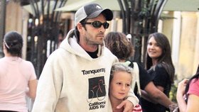 Zarostlý a omšelý Luke Perry. Jeho manželství skončilo rozvodem. Děti teď spolu s exmanželkou vychovává ve střídavé péči.