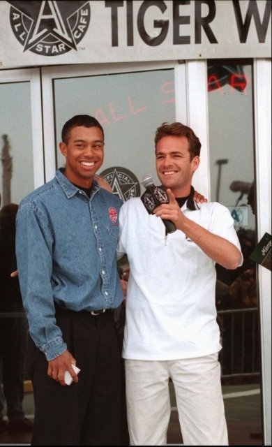 Luke Perry a Tiger Woods.