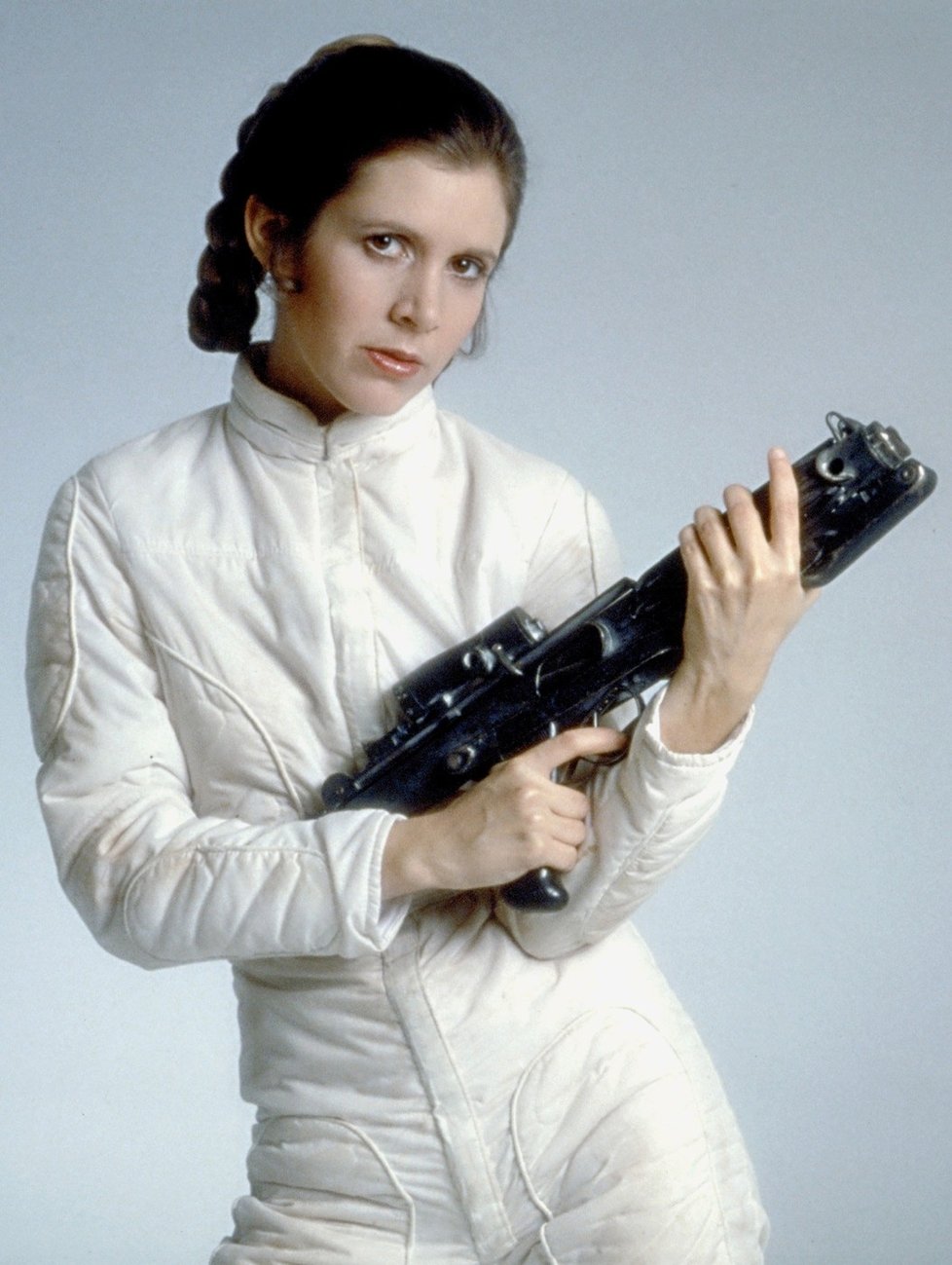 Leia dostala do rukou zbraň.