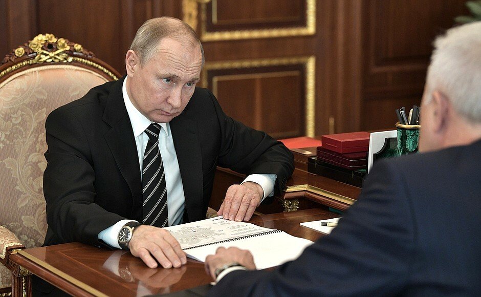 Šéf Lukoilu Vagit Alekperov u Vladimira Putina (duben 2016)