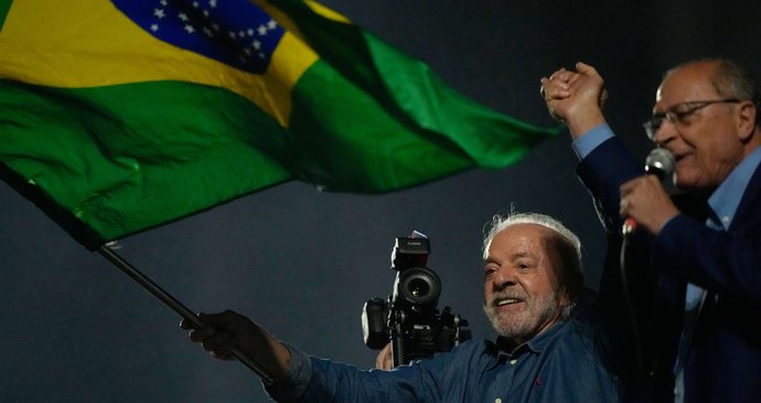 Brazilci počtvrté zvolili prezidentem levicového Lulu.