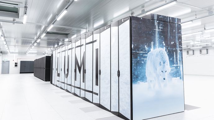 Skříň superpočítače LUMI (finsky sníh) ve městě Kajaani na severu Finska.