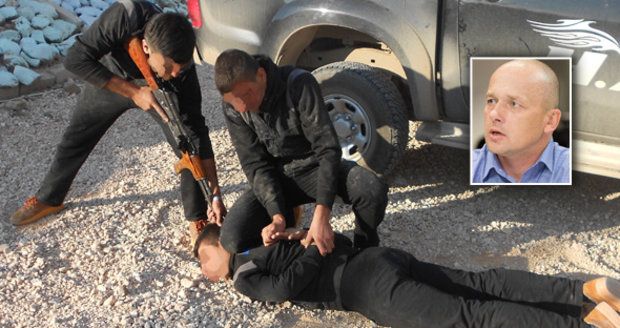 Exkluzivní fotografie z tábora bojovníků proti ISIS. Cvičil je Čech