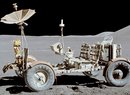 Lunar rover z programu Apollo se nejvíce blížil klasickému vozidlu. Kvůli maximální úspoře hmotnosti se jednalo o otevřenou konstrukci. Jelikož Měsíc postrádá atmosféru, museli mít astronauti po celou dobu oblečené skafandry.