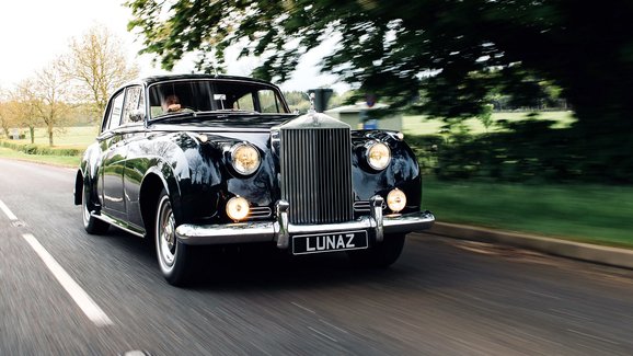 Řekli byste, že tohle jsou elektromobily? Lunaz Design mění klasiku Jaguaru a Rolls-Roycu    