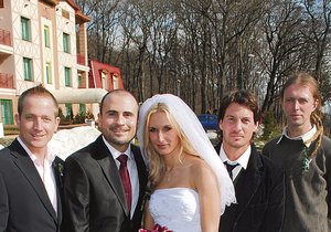 Svatby Aleše s Janou se účastnili i Martin Kocián, Vašek Jelínek a Ondřej Škach (zleva)