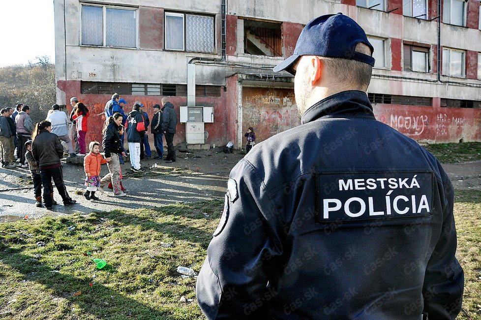 Novináře doprovázejí sociální pracovníci a často jim asistuje i policie