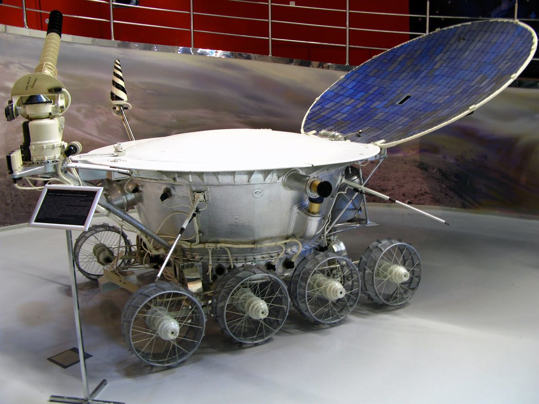 Sovětské lunární vozítko Lunochod 1 přistálo na Měsíci v roce 1970. Šlo o dálkově ovládaný stroj, který ujel deset a půl kilometru, než mu degradovaly palubní akumulátory.