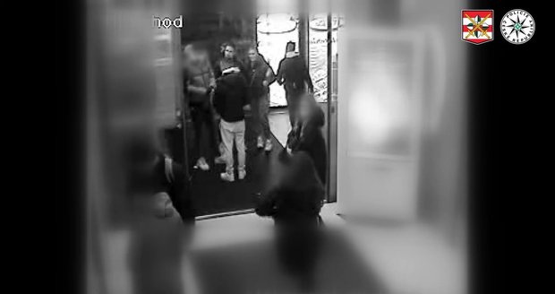 Skupinka tří mladíků a jedné dívky se dopustila dvou loupežných přepadení v centru Brna. Odešla krátce před příjezdem policistů.